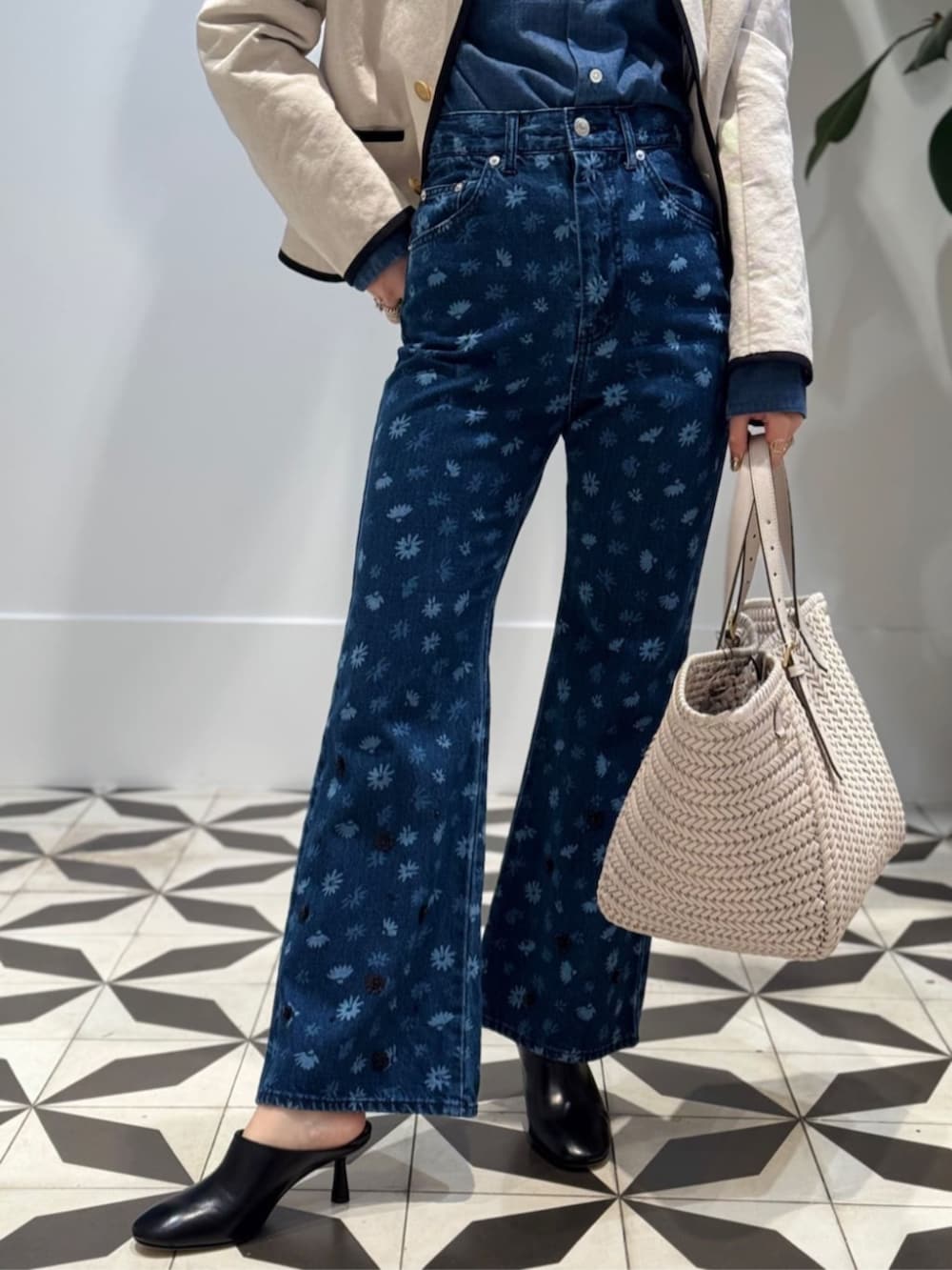 「TOMORROWLAND、トゥモローランド、UNION LAUNCH、MACPHEE、Anya Hindmarch、aeyde、ノーカラージャケット、金ボタン、プリントデニム、デニム、デニムシャツ、シャンブレーシャツ、デニムオンデニム、大人カジュアル」｜「TOMORROWLAND のAeyde　MILA　ナッパレザーヒールサンダル（パンプス、ブラック系）」を使った、Nito_TOMORROWLANDさん（レディース・158cm）の春コーディネートの4枚目の写真