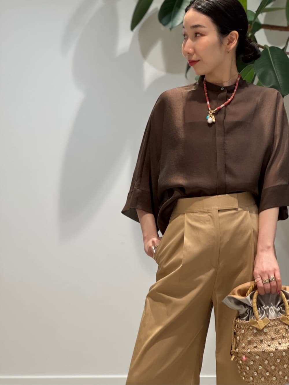 「TOMORROWLAND、TOMORROWLAND collection、BACCA、Lizzie Fortunato、LE NINE、シアーシャツ、オーガンジートップス、ブラウン、タックパンツ、ワイドパンツ、かごバッグ、大人カジュアル」｜「BACCAのinner piece ベロアジャージー カップインキャミソール（キャミソール、ブラウン系）」を使った、Nito_TOMORROWLANDさん（レディース・158cm）の夏コーディネートの2枚目の写真