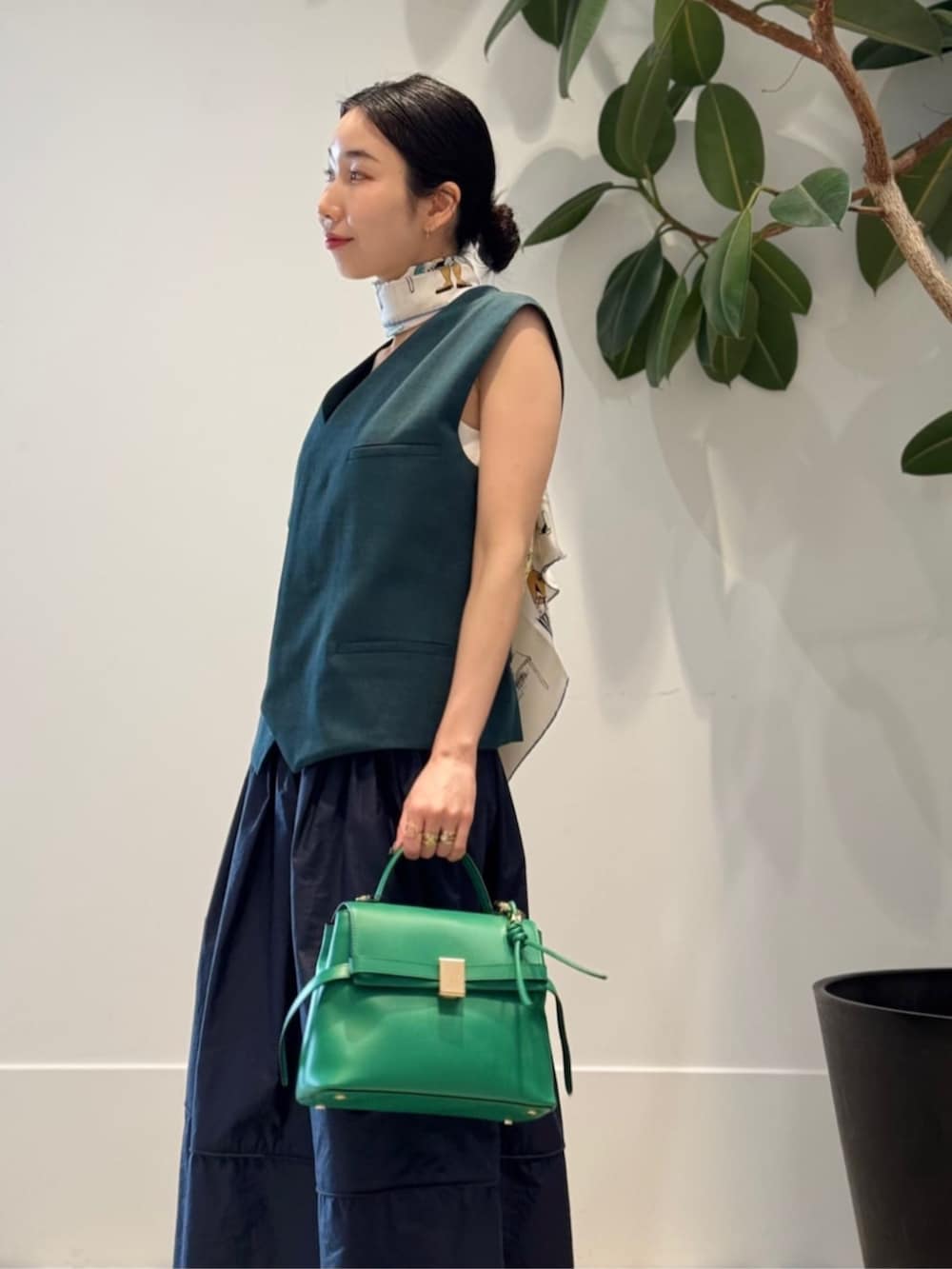 「TOMORROWLAND、トゥモローランド、TOMORROWLAND .B、MACPHEE、ballsey、Atelier TOMORROWLAND、gianvitorossi、マキシスカート、ギャザースカート、タフタスカート、ジレ、スカーフアレンジ、大人カジュアル」|「TOMORROWLAND のコットンジャージー キャミソール(キャミソール、ホワイト系)」を使った、Nito_TOMORROWLANDさん(レディース・158cm)の春コーディネートの2枚目の写真