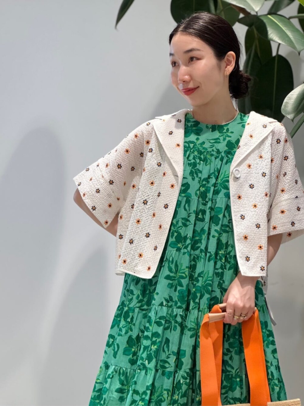 「TOMORROWLAND、TOMORROWLAND collection、ballsey、MARIHA、NEBULONIE、Lola hats、エンブロイダリー、フラワーモチーフ、柄ワンピ、グリーン、大人カジュアル、ワンピース、別注」|「TOMORROWLAND のコットンジャージー キャミソール(キャミソール、ホワイト系)」を使った、Nito_TOMORROWLANDさん(レディース・158cm)の夏コーディネートの2枚目の写真