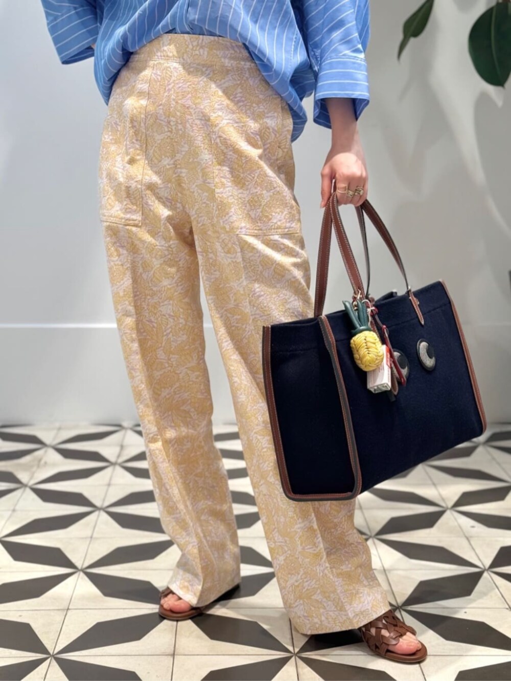 「TOMORROWLAND、トゥモローランド、BACCA、MACPHEE、Anya Hindmarch、Gianvito Rossi、レッド、シアートップス、ドルマンシャツ、ジャカードパンツ、大人カジュアル」｜「BACCAのテンセルシルク ベーシックTシャツ（Tシャツ/カットソー、レッド系）」を使った、Nito_TOMORROWLANDさん（レディース・158cm）の春コーディネートの5枚目の写真