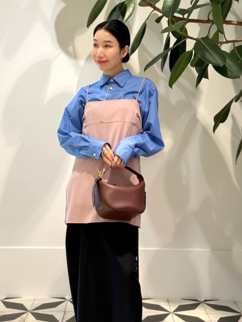 ブルー系のシャツ/ブラウス、ピンク系のシャツ/ブラウスを着用したレディースの秋コーディネートの3枚目の写真