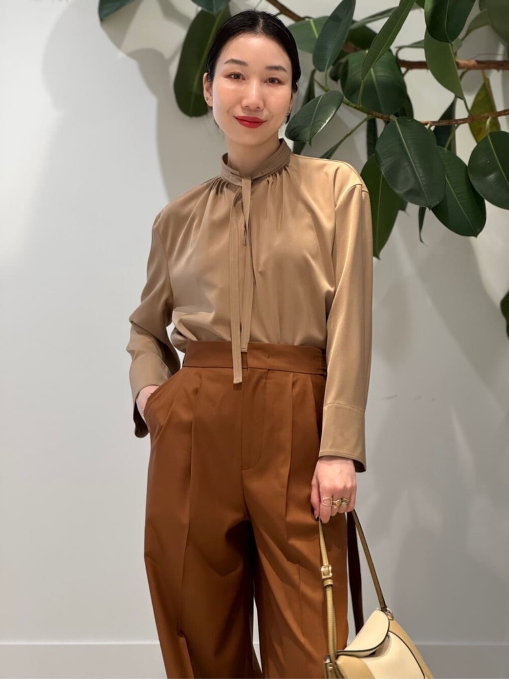 「TOMORROWLAND、トゥモローランド、ballsey、TOMORROWLAND .B、ニットベスト、ツイードベスト、タックパンツ、ワイドパンツ、ボウタイブラウス、ブラウス、大人カジュアル」｜「TOMORROWLAND .BのTOMORROWLAND .B CANONICOウール 2タックワイドパンツ（その他パンツ、ブラウン系）」を使った、Nito_TOMORROWLANDさん（レディース・158cm）の冬コーディネートの4枚目の写真