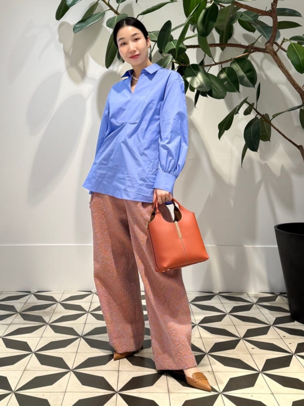 「TOMORROWLAND、トゥモローランド、TOMORROWLAND .B、TOMORROWLAND collection、MACPHEE、Rieuk、FRANCESCO RUSSO、TOD'S、デニムジャケット、ツイードパンツ、ブルーシャツ、ネップパンツ、大人カジュアル」｜「TOMORROWLAND collectionのソワデニム パフジャケット（デニムジャケット、ブルー系）」を使った、Nito_TOMORROWLANDさん（レディース・158cm）の春コーディネートの2枚目の写真
