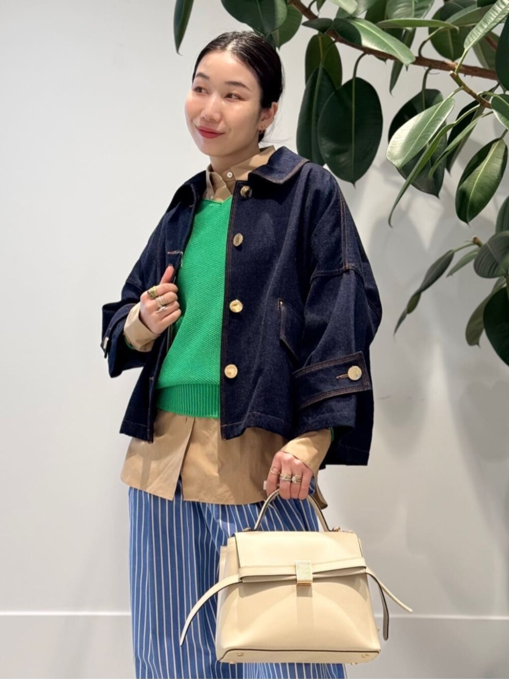 「TOMORROWLAND、トゥモローランド、MACKINTOSH、HUMBIE、別注、ballsey、BACCA、TOMORROWLAND .B、Atelier TOMORROWLAND、デニムジャケット、ブルゾン、ストライプパンツ、グリーン、ボタンダウンシャツ、ニット」｜「Mackintoshの【別注】MACKINTOSH HUMBIE DENIM ジャケット（デニムジャケット、ブルー系）」を使った、Nito_TOMORROWLANDさん（レディース・158cm）の春コーディネートの4枚目の写真