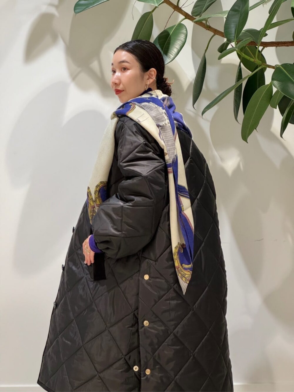 「TOMORROWLAND、トゥモローランド、MACKINTOSH、MACPHEE、ballsey、manipuri、WANDLER、TOD'S、別注、キルティングコート、デニム、ニット」｜「TOMORROWLAND のデニム ワイドストレートパンツ（デニムパンツ、ブルー系）」を使った、Nito_TOMORROWLANDさん（レディース・158cm）の秋コーディネートの4枚目の写真