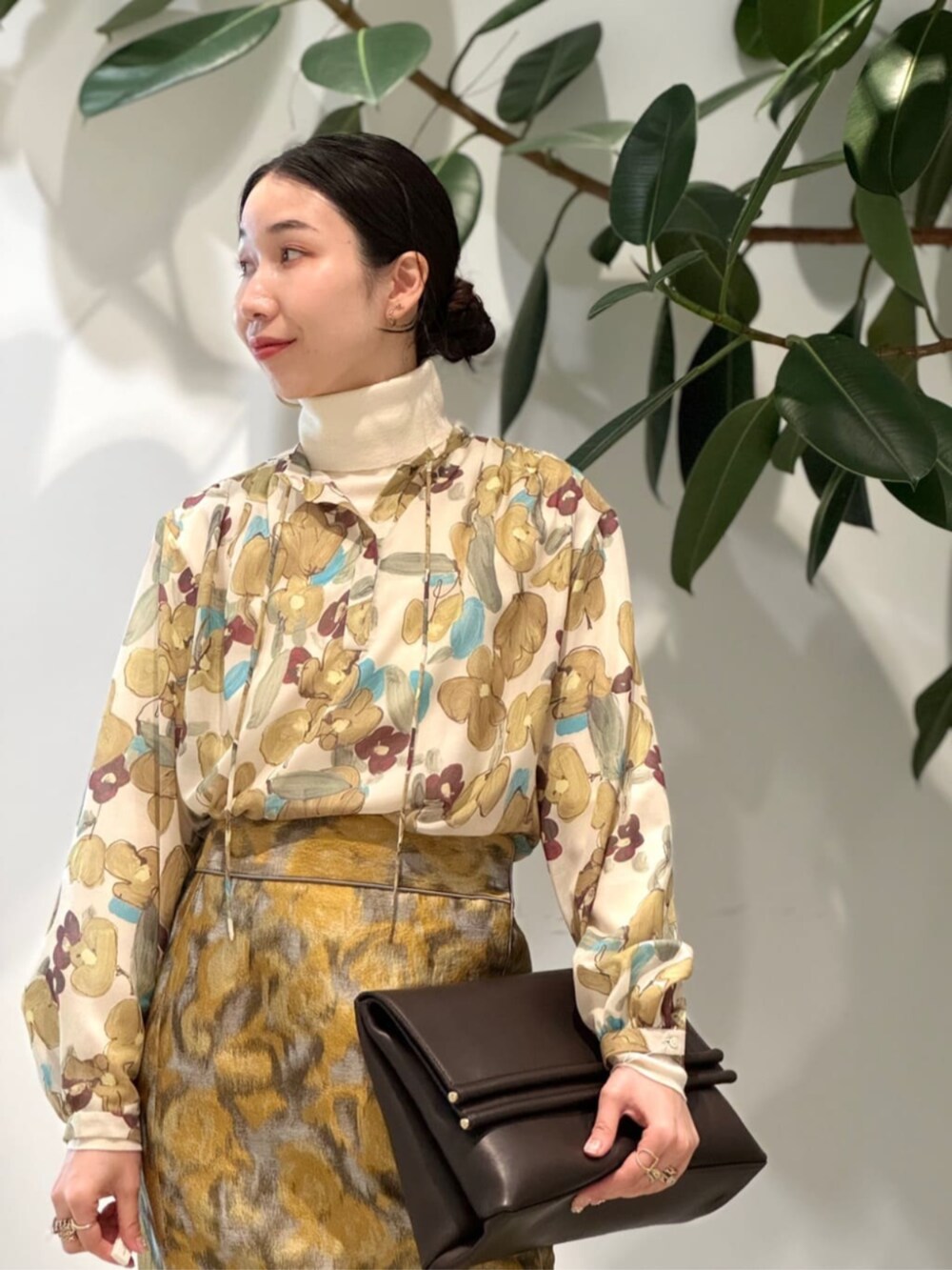 「TOMORROWLAND、トゥモローランド、TOMORROWLAND collection、WANDLER、SARTORE、フラワープリント、フラワーモチーフ、ジャカードスカート、イエロー、ワントーンコーデ、大人カジュアル、柄×柄」|「SARTOREのSARTORE Sメタルロングブーツ(ブーツ、ブラウン系)」を使った、Nito_TOMORROWLANDさん(レディース・158cm)の秋コーディネートの2枚目の写真