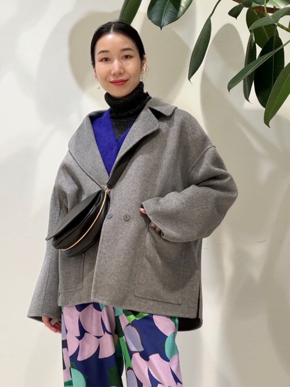 「TOMORROWLAND、トゥモローランド、ballsey、pippichic、WANDLER、ショートコート、フラッフィーニット、ブルー、カーディガン、ラメニット、柄パンツ、レイヤードスタイル」｜「BALLSEYのフラッフィーヤーン Vネックカーディガン（カーディガン/ボレロ、ブルー系）」を使った、Nito_TOMORROWLANDさん（レディース・158cm）の冬コーディネートの3枚目の写真
