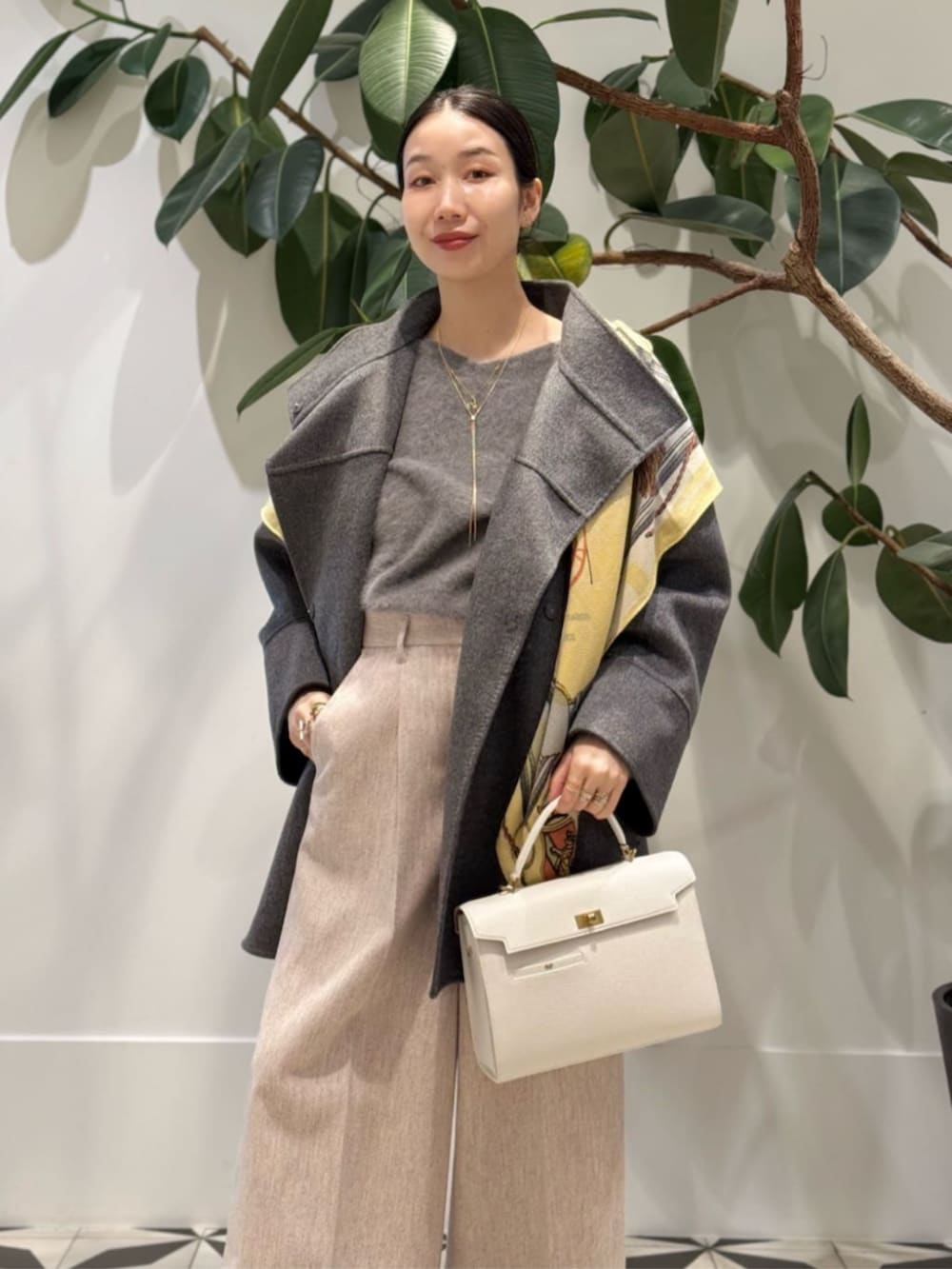 グレー系のその他アウター、グレー系のニット/セーター、グレー系のキャミソールを着用したレディースの秋コーディネートの5枚目の写真