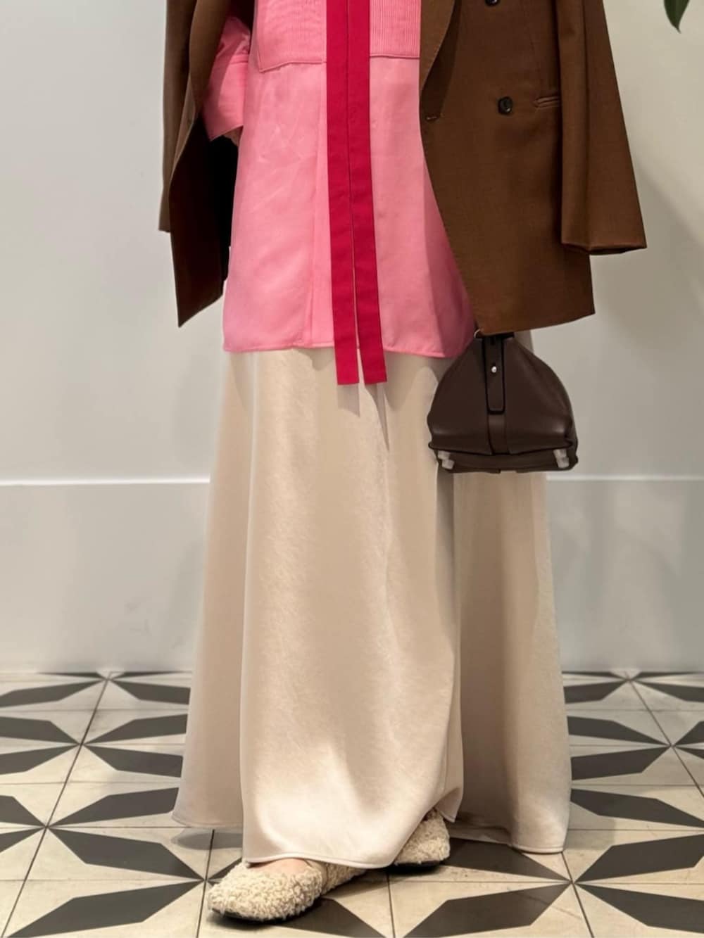 ホワイト系のキャミソール、ピンク系のシャツ/ブラウス、イエロー系のその他アウターを着用したレディースの秋コーディネートの4枚目の写真