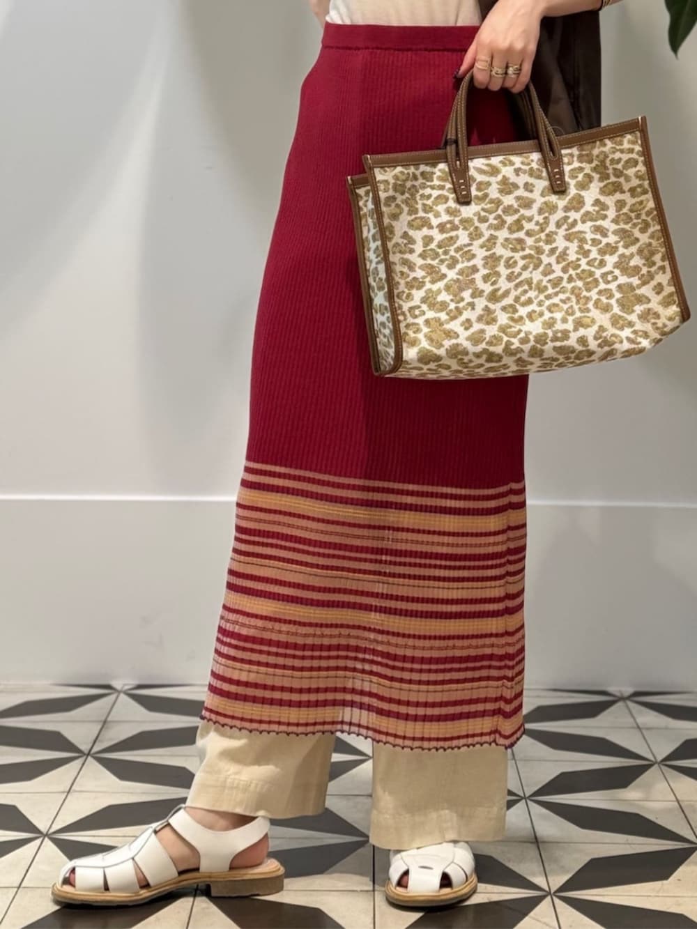 ベージュ系のトートバッグ、ホワイト系のキャミソール、ベージュ系のその他パンツを着用したレディースの夏コーディネートの5枚目の写真