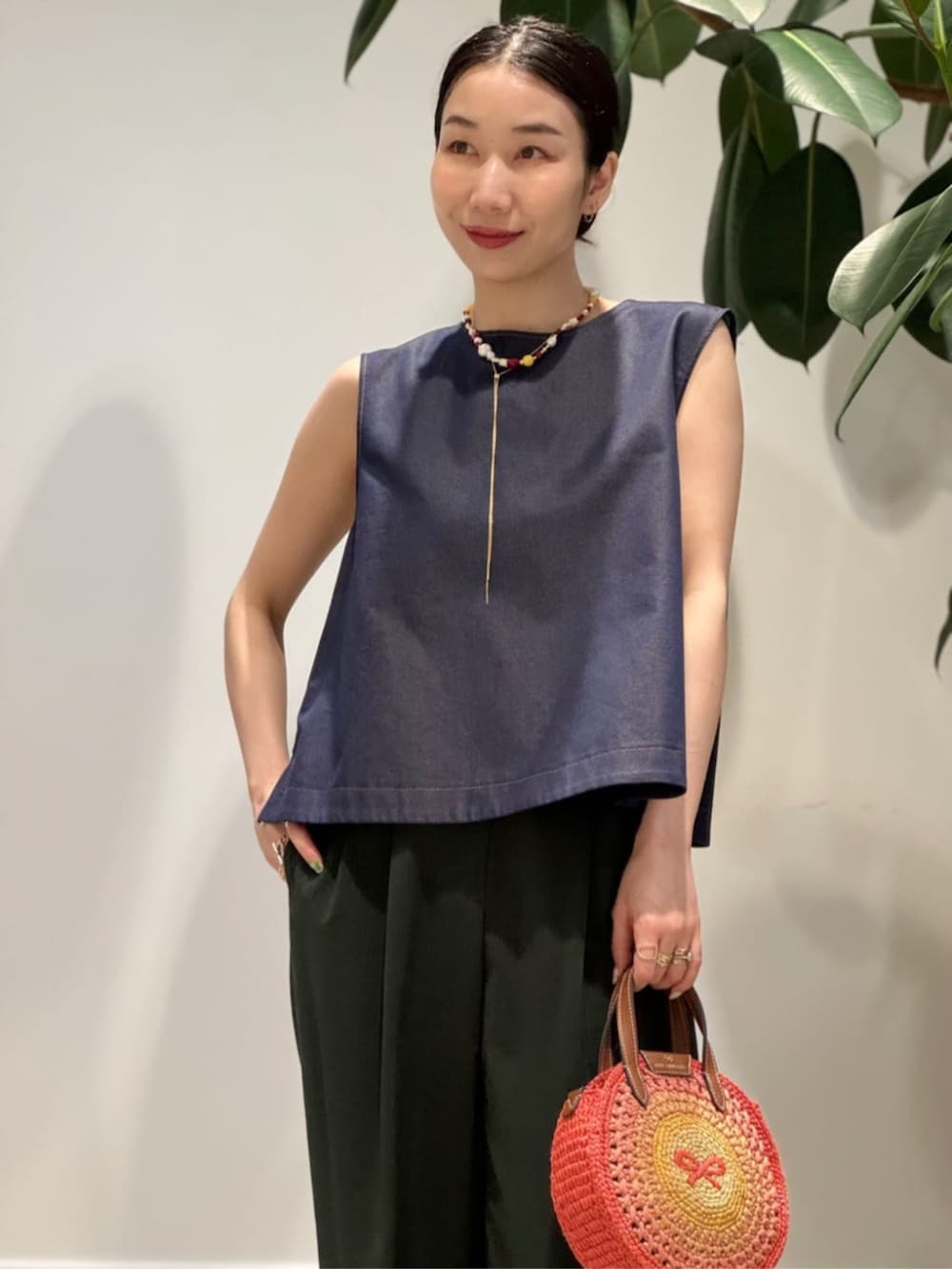 「TOMORROWLAND、TOMORROWLAND collection、トゥモローランド、Anya Hindmarch、pippichic、ELIOU、デニムブラウス、バックリボンブラウス、タックパンツ、大人カジュアル」|「TOMORROWLAND のコットンジャージー キャミソール(キャミソール、ブラック系)」を使った、Nito_TOMORROWLANDさん(レディース・158cm)の夏コーディネートの2枚目の写真