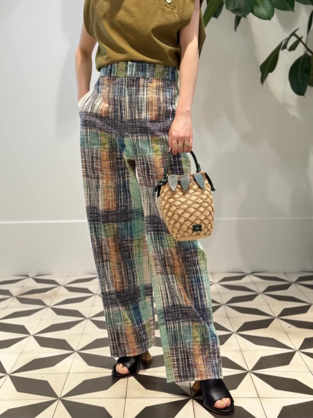 「TOMORROWLAND、BACCA、Anya Hindmarch、PALOMA BARCELO、ブラウス、チェックパンツ、大人カジュアル、デイリーカジュアル、サンダル」｜「Paloma BarceloのPALOMA BARCELO BRIGITE ラフィアヒールミュール（サンダル、ブラック系）」を使った、Nito_TOMORROWLANDさん（レディース・158cm）の夏コーディネートの2枚目の写真