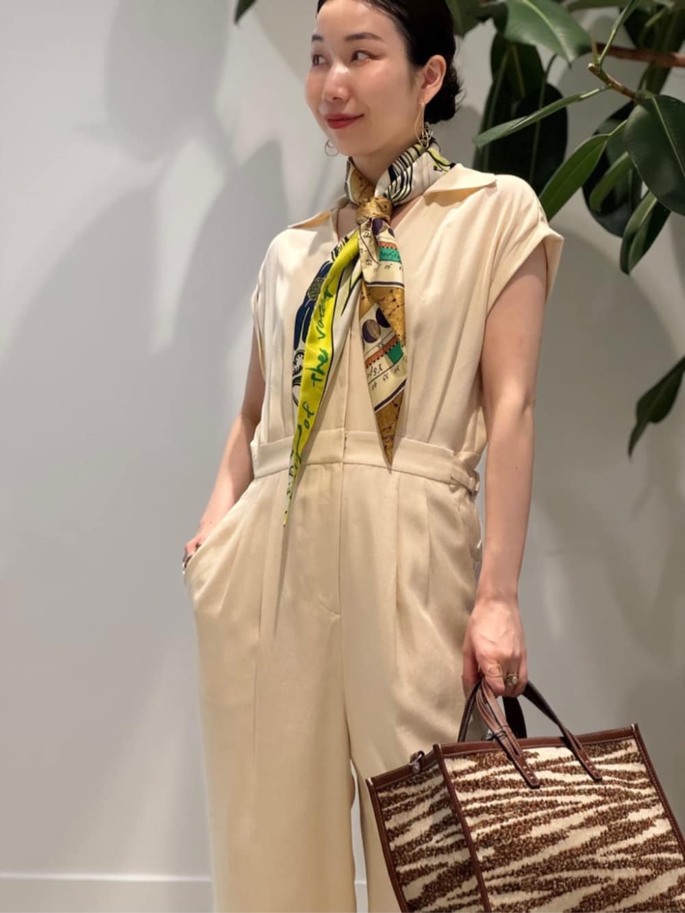 「TOMORROWLAND、トゥモローランド、ballsey、manpuri、gianvitorossi、A VACATION、BAR JEWELLERY、オールインワン、スカーフ、スカーフアレンジ、大人カジュアル」|「TOMORROWLAND のコットンジャージー キャミソール(キャミソール、ホワイト系)」を使った、Nito_TOMORROWLANDさん(レディース・158cm)の春コーディネートの2枚目の写真