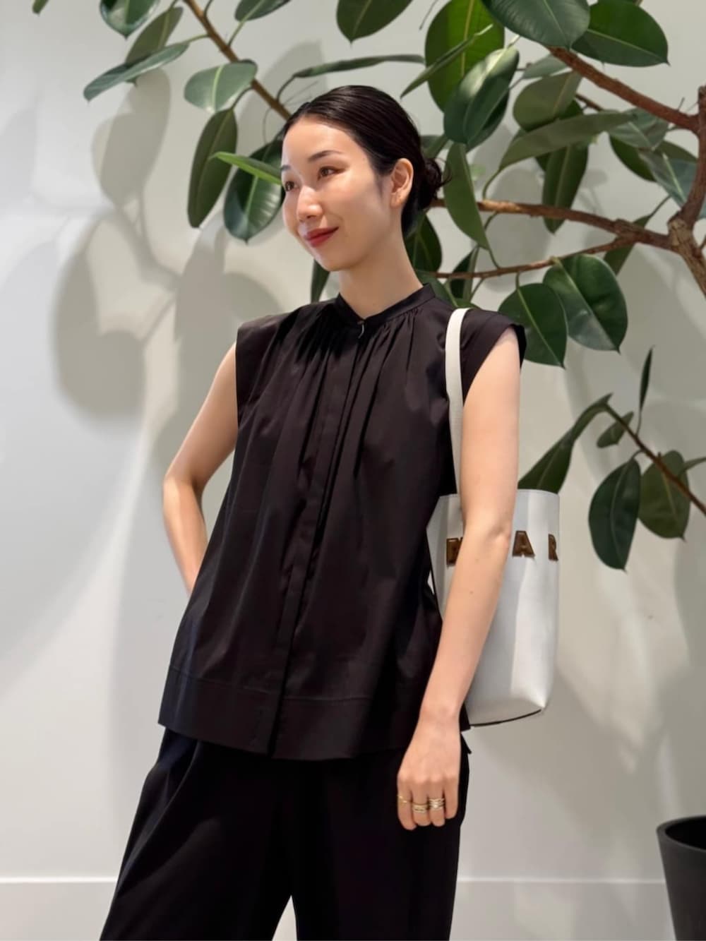 「TOMORROWLAND、TOMORROWLAND collection、トゥモローランド、ballsey、MACPHEE、MARNI、半袖ニット、カーディガン、ノースリーブブラウス、セットアップ、オフィススタイル、大人カジュアル」|「TOMORROWLAND のコットンジャージー キャミソール(キャミソール、ブラック系)」を使った、Nito_TOMORROWLANDさん(レディース・158cm)の夏コーディネートの2枚目の写真