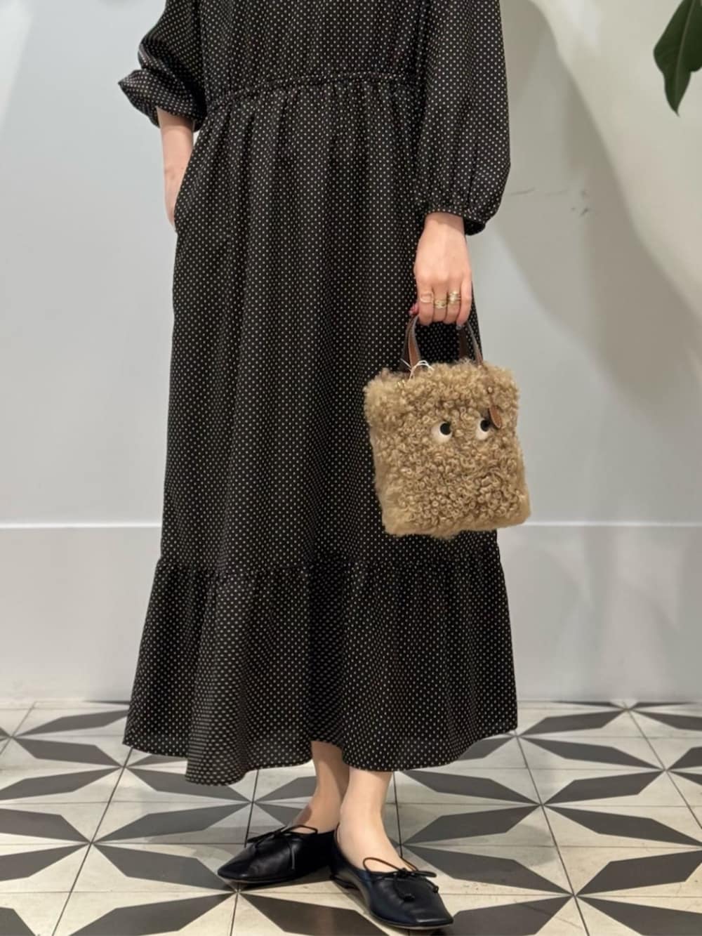 グレー系のキャミソール、イエロー系のシャツ/ブラウス、ブラック系のワンピースを着用したレディースの秋コーディネートの4枚目の写真