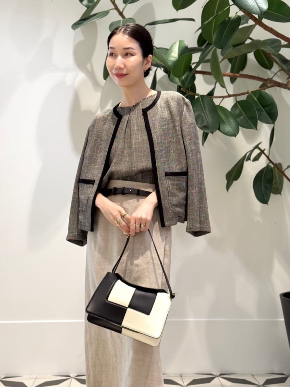 「TOMORROWLAND、トゥモローランド、ballsey、MACPHEE、WANDLER、MAISON BOINET、ノーカラージャケット、パイピングジャケット、アンサンブル、ラミースカート、大人カジュアル、sergio rossi」｜「TOMORROWLAND のセルロースジャージー キャミソール（キャミソール、ブラック系）」を使った、Nito_TOMORROWLANDさん（レディース・158cm）の夏コーディネートの4枚目の写真