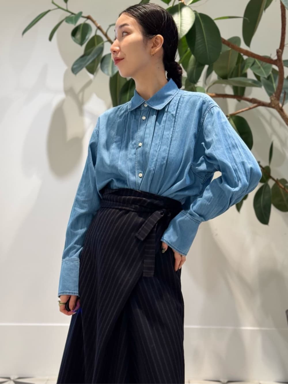 レッド系のパンプス、ブルー系のシャツ/ブラウス、ホワイト系のカーディガン/ボレロを着用したレディースの秋コーディネートの2枚目の写真