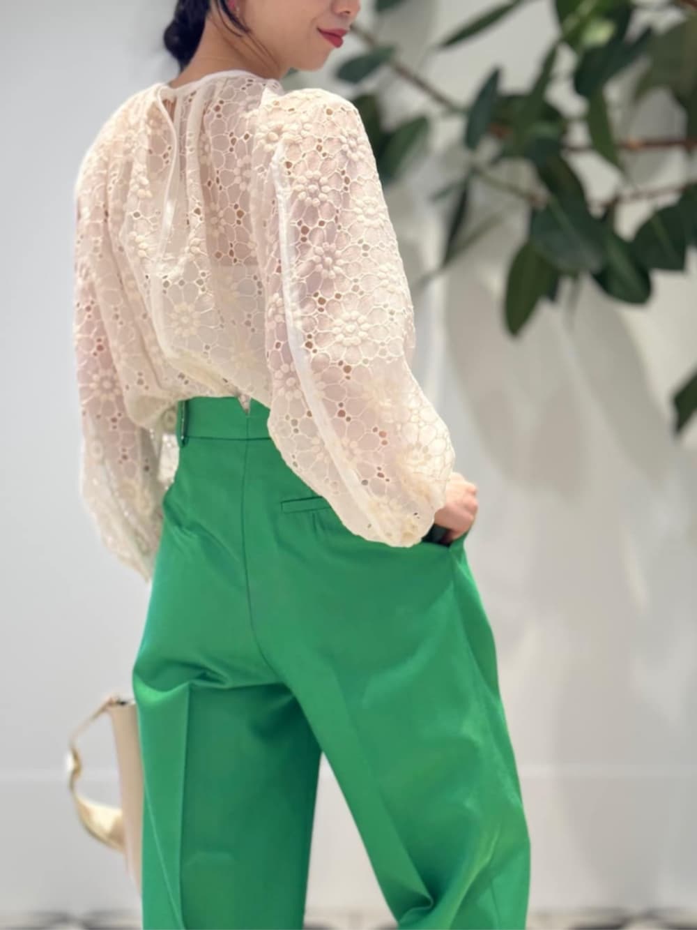 「TOMORROWLAND、TOMORROWLAND collection、トゥモローランド、ballsey、MACPHEE、MARNI、METIER、ケープコート、マントコート、レースブラウス、グリーン」｜「TOMORROWLAND のウォーターレプツイル マントケープジレ（ベスト、ベージュ系）」を使った、Nito_TOMORROWLANDさん（レディース・158cm）の冬コーディネートの9枚目の写真