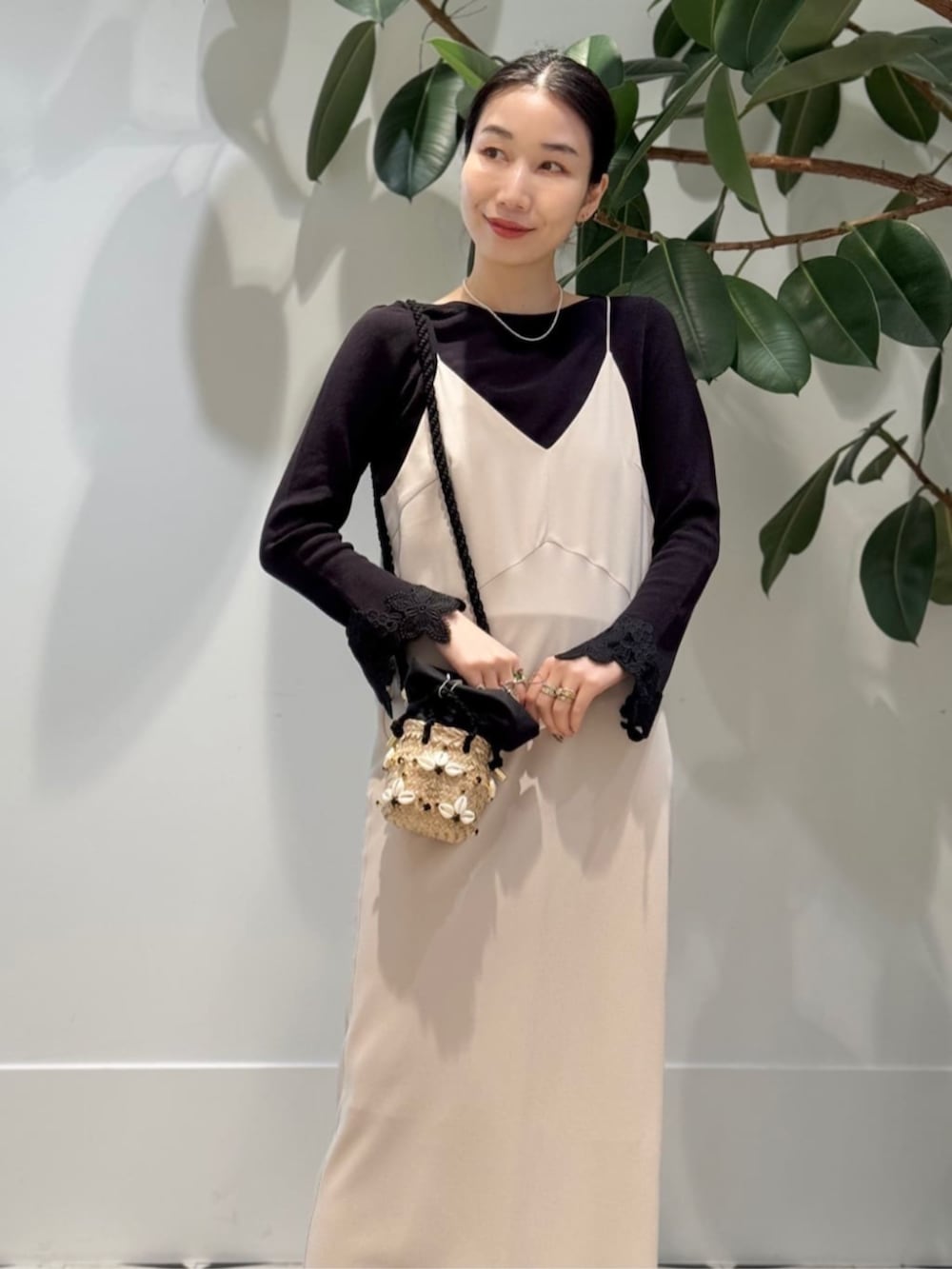 ブラック系のキャミソール、ベージュ系のワンピース、ブラック系のサンダルを着用したレディースの夏コーディネートの2枚目の写真