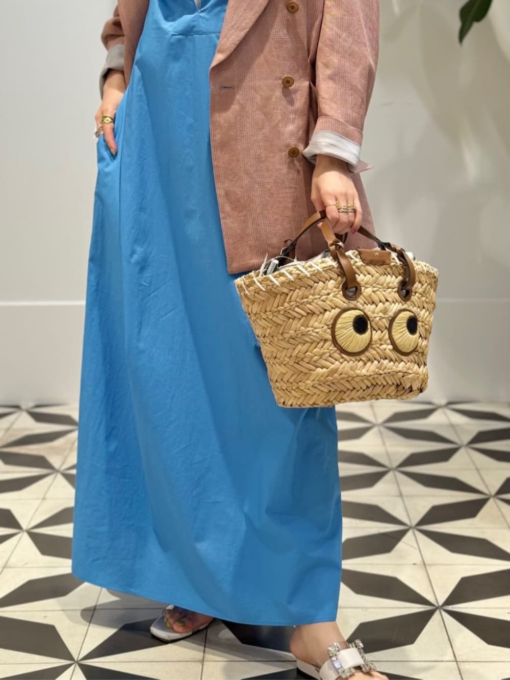 「TOMORROWLAND、トゥモローランド、MACPHEE、ballsey、BACCA、Anya Hindmarch、ブルー、ノースリーブワンピース、ワンピース、ダブルジャケット、カーディガン」｜「TOMORROWLAND のセルロースジャージー キャミソール（キャミソール、ホワイト系）」を使った、Nito_TOMORROWLANDさん（レディース・158cm）の春コーディネートの6枚目の写真