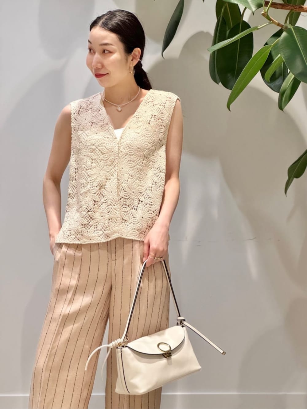 「TOMORROWLAND、トゥモローランド、MACPHEE、ballsey、La Maison de lyllis、r.alagan、Charlotte Chesnais、Atelier TOMORROWLAND、FRANCESCO RUSSO、ストライプジャケット、セットアップ、ワントーンコーデ、大人カジュアル」|「TOMORROWLAND のコットンジャージー キャミソール(キャミソール、ホワイト系)」を使った、Nito_TOMORROWLANDさん(レディース・158cm)の春コーディネートの3枚目の写真
