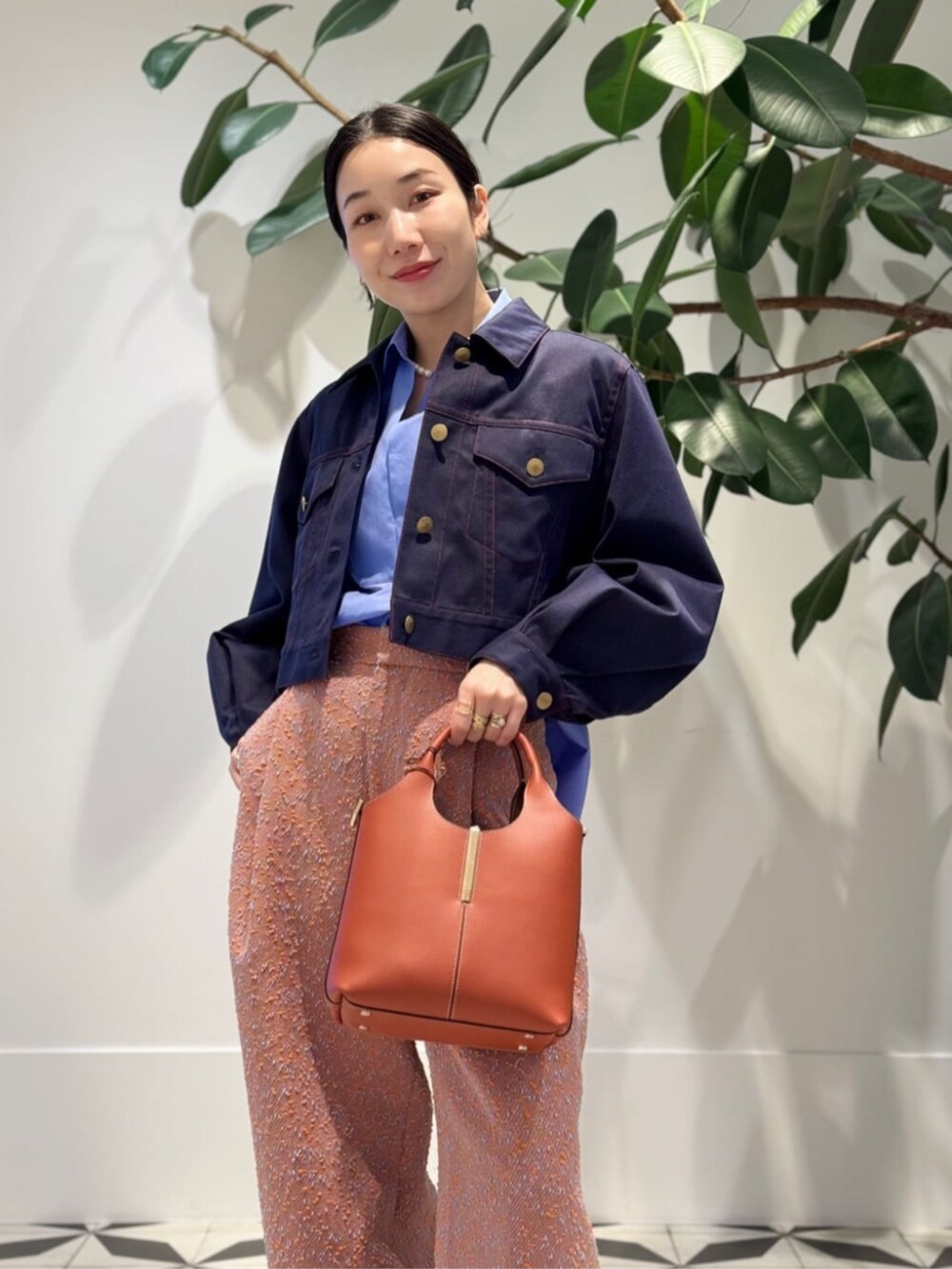 「TOMORROWLAND、トゥモローランド、TOMORROWLAND .B、TOMORROWLAND collection、MACPHEE、Rieuk、FRANCESCO RUSSO、TOD'S、デニムジャケット、ツイードパンツ、ブルーシャツ、ネップパンツ、大人カジュアル」｜「TOMORROWLAND collectionのソワデニム パフジャケット（デニムジャケット、ブルー系）」を使った、Nito_TOMORROWLANDさん（レディース・158cm）の春コーディネートの3枚目の写真