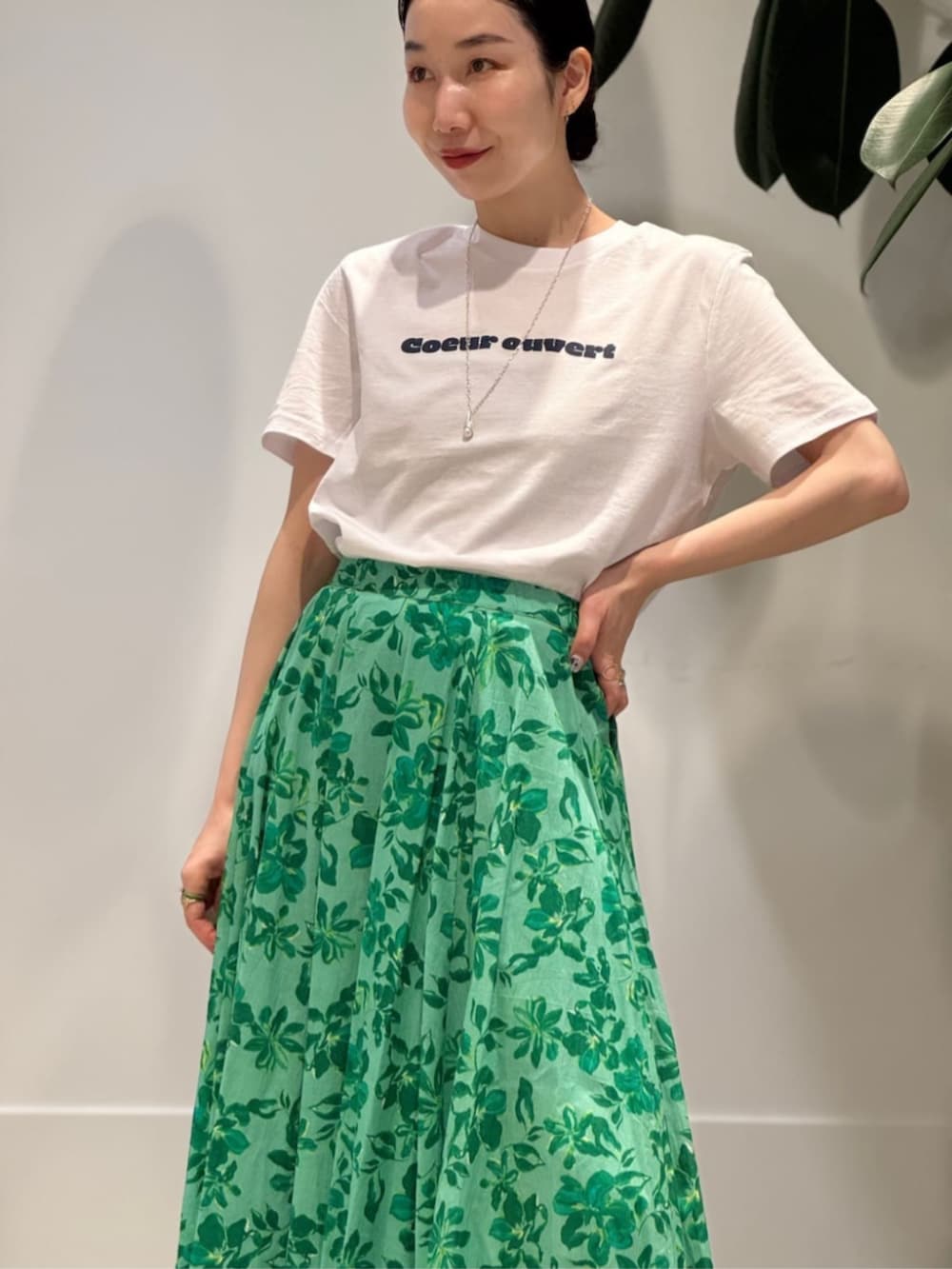 「TOMORROWLAND、トゥモローランド、TOMORROWLAND collection、ballsey、MARIHA、les petits basics、aeyde、MARNI、ダブルジャケット、別注、マキシスカート、柄スカート、グリーン」|「TOMORROWLAND のコットンジャージー キャミソール(キャミソール、ホワイト系)」を使った、Nito_TOMORROWLANDさん(レディース・158cm)の夏コーディネートの3枚目の写真