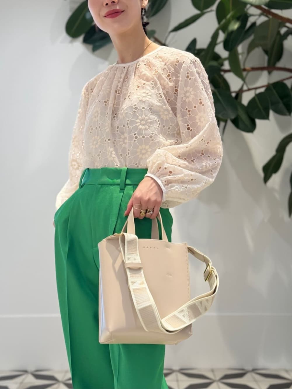 「TOMORROWLAND、TOMORROWLAND collection、トゥモローランド、ballsey、MACPHEE、MARNI、METIER、ケープコート、マントコート、レースブラウス、グリーン」｜「TOMORROWLAND のウォーターレプツイル マントケープジレ（ベスト、ベージュ系）」を使った、Nito_TOMORROWLANDさん（レディース・158cm）の冬コーディネートの8枚目の写真