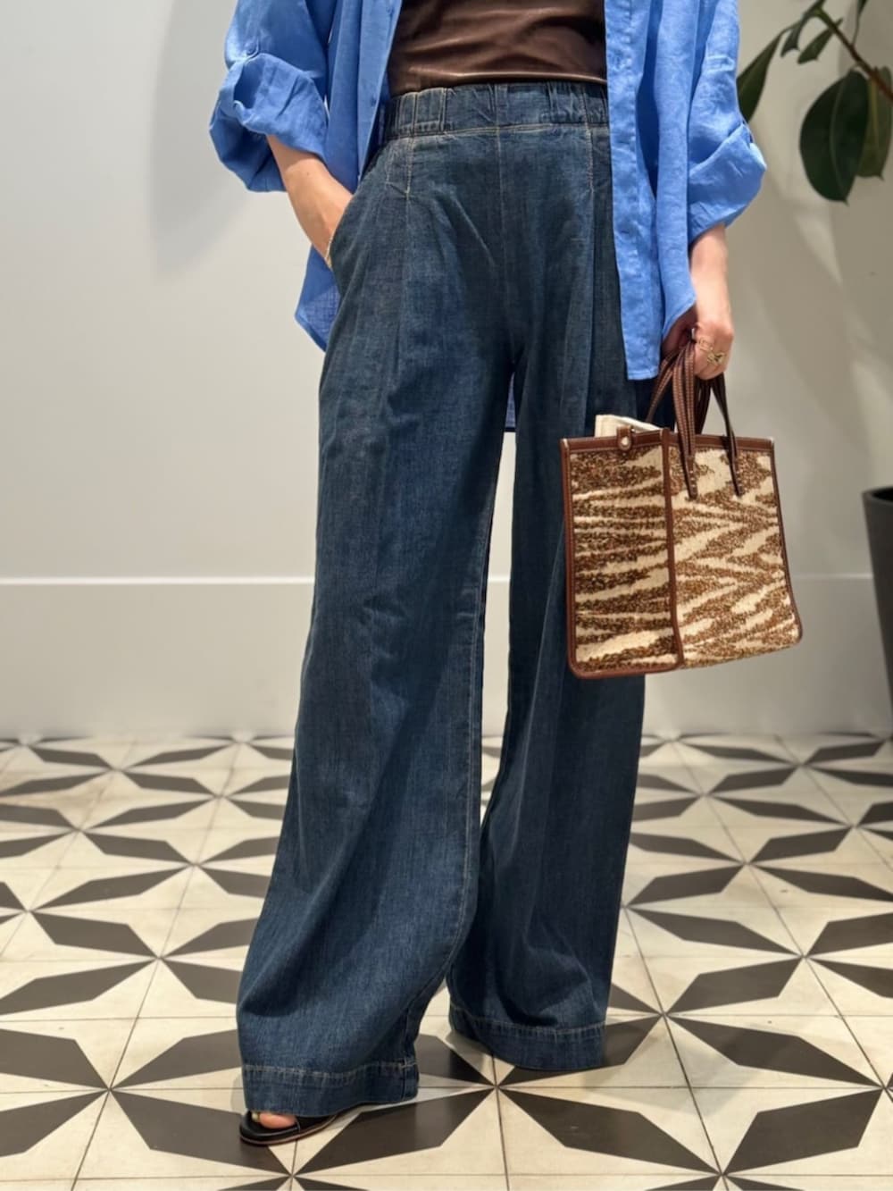 「TOMORROWLAND、トゥモローランド、MACPHEE、BACCA、JAMES PERSE、Lizzie Fortunato、Rieuk、A VACATION、Paloma Barcelo、リネンシャツ、ブルーシャツ、デニム」|「A VACATIONのA VACATION BREAD M ZEBRA バッグ(トートバッグ、ブラウン系)」を使った、Nito_TOMORROWLANDさん(レディース・158cm)の春コーディネートの3枚目の写真