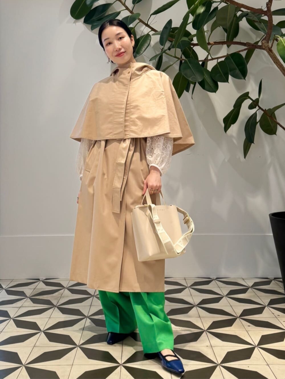 「TOMORROWLAND、TOMORROWLAND collection、トゥモローランド、ballsey、MACPHEE、MARNI、METIER、ケープコート、マントコート、レースブラウス、グリーン」｜「TOMORROWLAND のウォーターレプツイル マントケープジレ（ベスト、ベージュ系）」を使った、Nito_TOMORROWLANDさん（レディース・158cm）の冬コーディネートの2枚目の写真