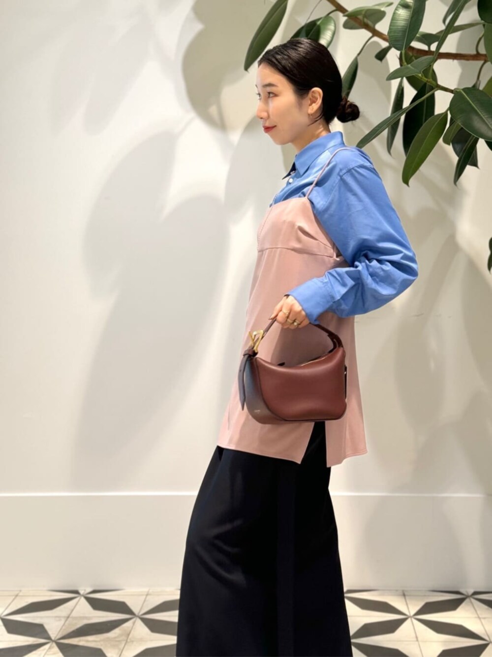 ブルー系のシャツ/ブラウス、ピンク系のシャツ/ブラウスを着用したレディースの秋コーディネートの4枚目の写真