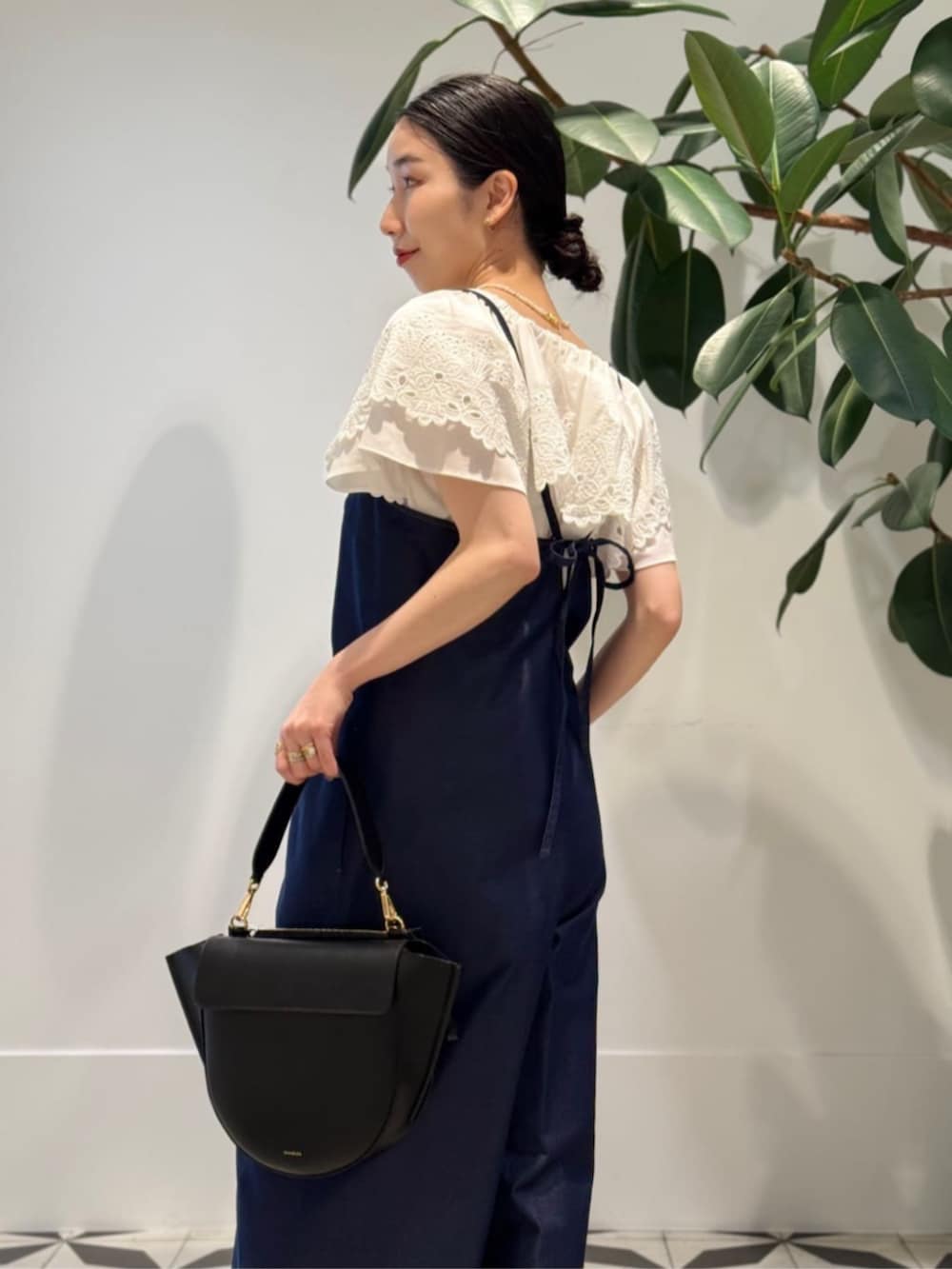 「TOMORROWLAND、トゥモローランド、MACPHEE、ballsey、WANDLER、Paraboot、ELIOU、サロペット、オールインワン、デニム、ラッフルブラウス、ラッフルフリル、フリルブラウス、大人カジュアル」｜「TOMORROWLAND のコットンジャージー キャミソール（キャミソール、ホワイト系）」を使った、Nito_TOMORROWLANDさん（レディース・158cm）の夏コーディネートの3枚目の写真