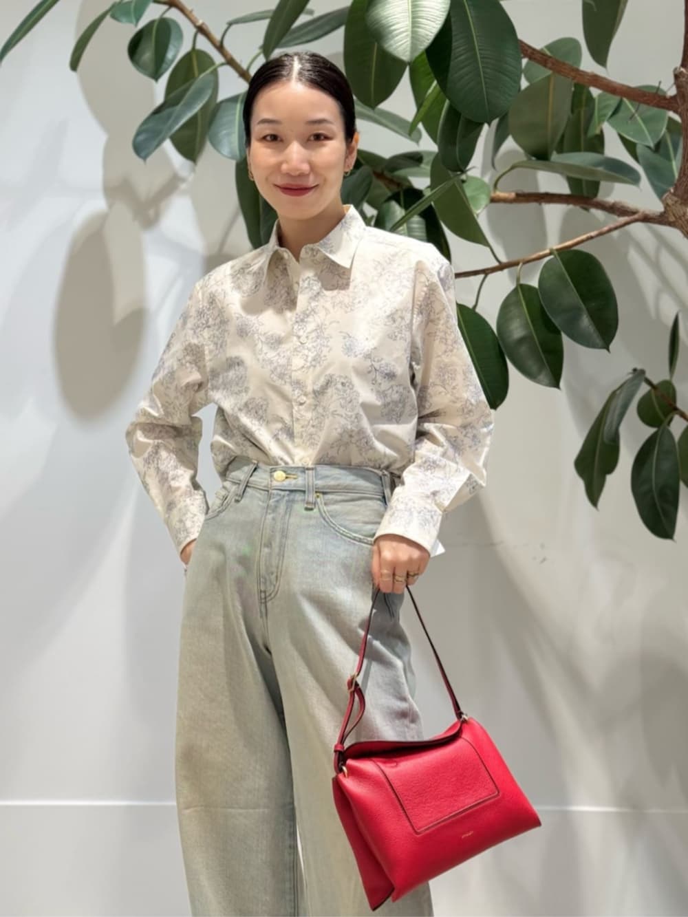 ホワイト系のシャツ/ブラウス、ホワイト系のキャミソール、ブラウン系のノーカラージャケットを着用したレディースの冬コーディネートの3枚目の写真