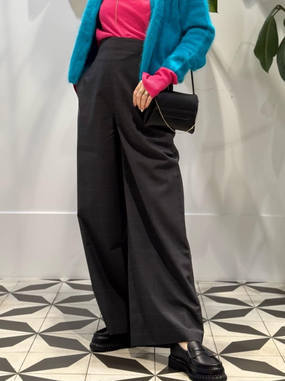 ホワイト系のキャミソール、ブルー系のポンチョ、ブルー系のカーディガン/ボレロを着用したレディースの冬コーディネートの7枚目の写真