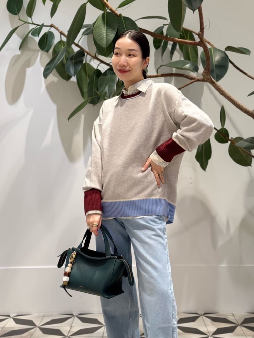 ブルー系のデニムパンツ、ホワイト系のシャツ/ブラウス、ホワイト系のキャミソールを着用したレディースの冬コーディネートの3枚目の写真