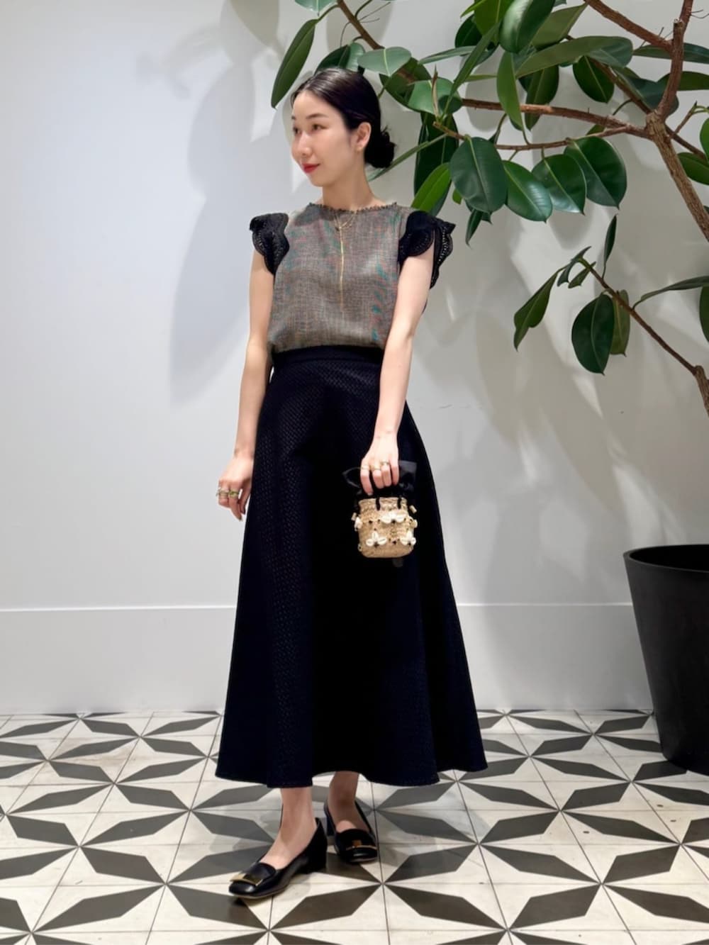 「TOMORROWLAND、トゥモローランド、ballsey、LE NINE、sergio rossi、ノーカラージャケット、レーススリーブ、ブラウス、ジャカードスカート、フレアスカート、大人カジュアル、モノトーン、アンサンブル」|「TOMORROWLAND のコットンジャージー キャミソール(キャミソール、ブラック系)」を使った、Nito_TOMORROWLANDさん(レディース・158cm)の春コーディネートの2枚目の写真