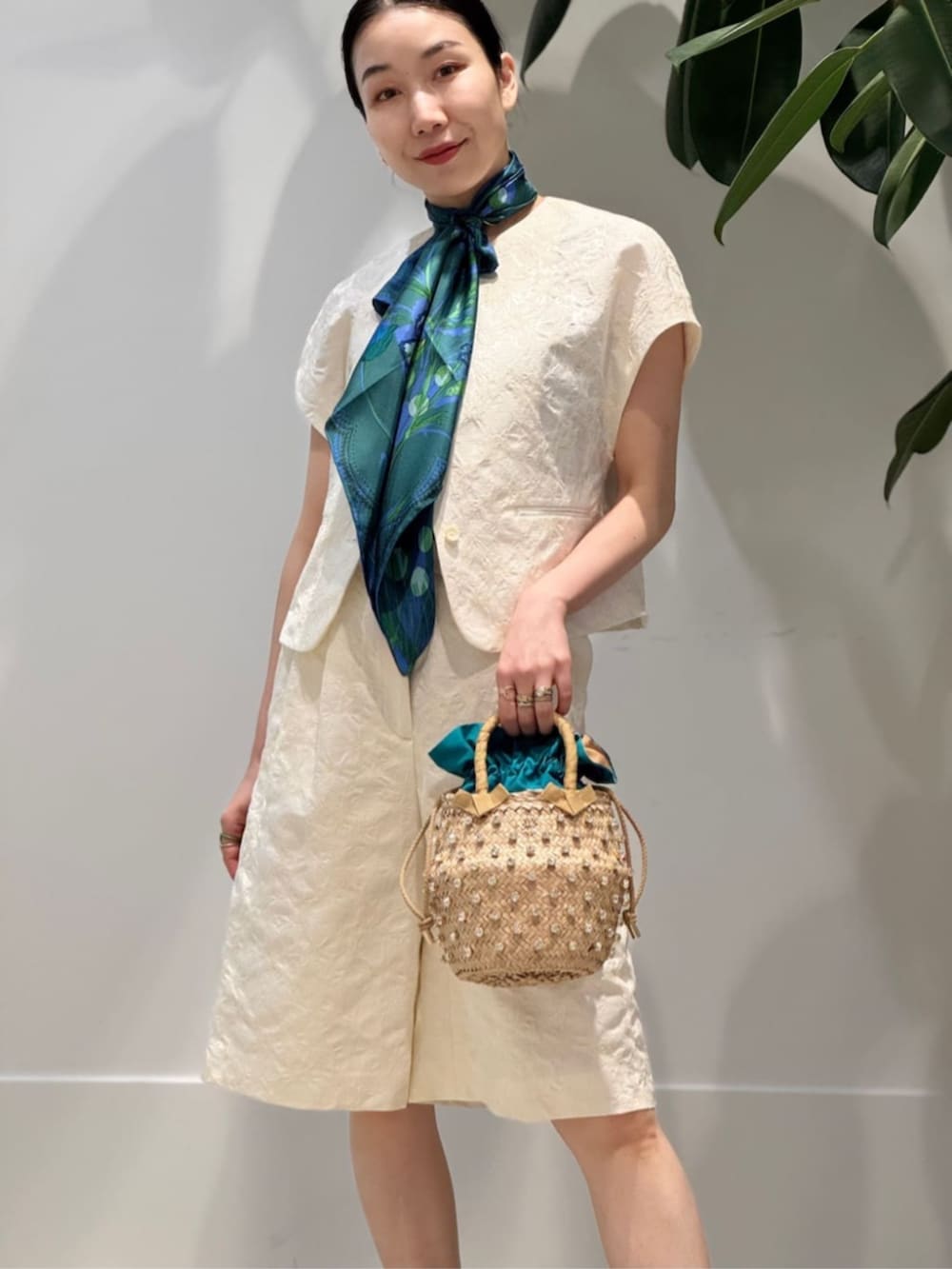 「TOMORROWLAND、TOMORROWLAND collection、トゥモローランド、LE NINE、MACPHEE、manipuri、セットアップ、ジレ、ハーフパンツ、スカーフ、スカーフアレンジ、キュロット、かごバッグ」|「TOMORROWLAND collectionのフラワージャカード 2タックキュロット(その他パンツ、ホワイト系)」を使った、Nito_TOMORROWLANDさん(レディース・158cm)の春コーディネートの2枚目の写真