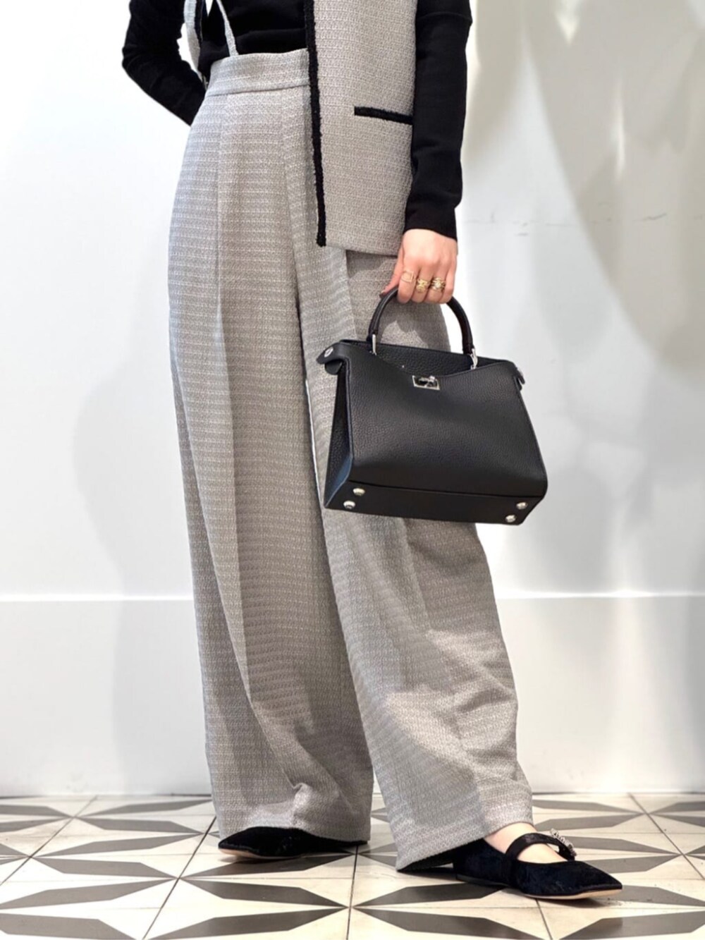 グレー系のベスト、ブラック系のニット/セーター、グレー系のその他パンツを着用したレディースの冬コーディネートの5枚目の写真