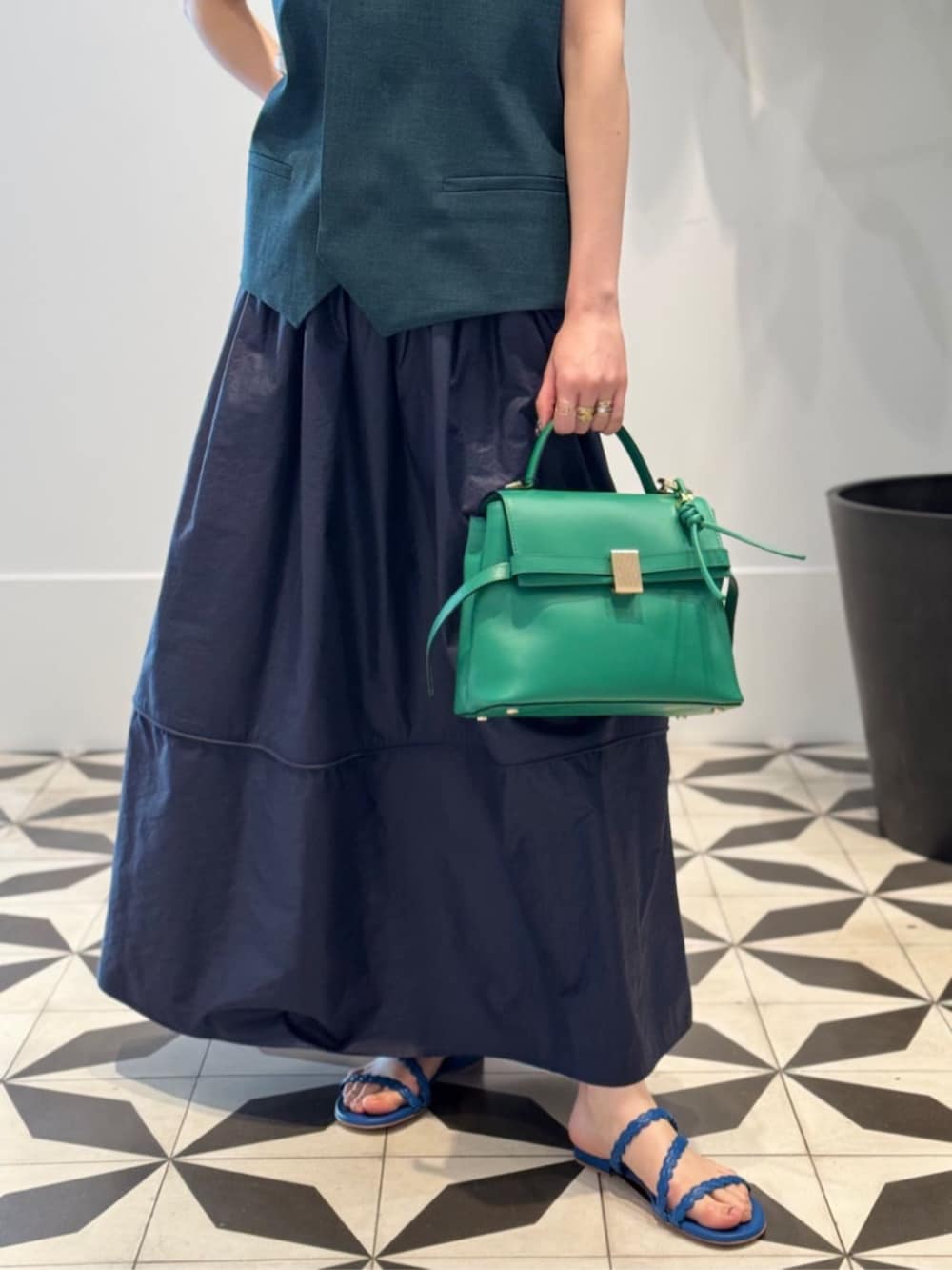 「TOMORROWLAND、トゥモローランド、TOMORROWLAND .B、MACPHEE、ballsey、Atelier TOMORROWLAND、gianvitorossi、マキシスカート、ギャザースカート、タフタスカート、ジレ、スカーフアレンジ、大人カジュアル」|「TOMORROWLAND のコットンジャージー キャミソール(キャミソール、ホワイト系)」を使った、Nito_TOMORROWLANDさん(レディース・158cm)の春コーディネートの5枚目の写真