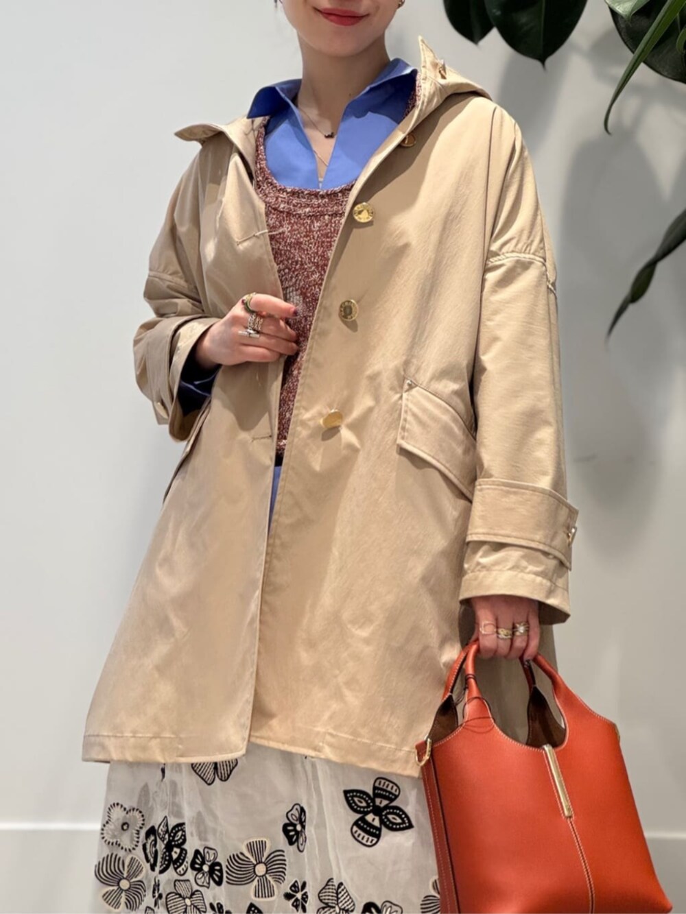 「TOMORROWLAND、トゥモローランド、MACKINTOSH、HUMBIE、MACPHEE、ballsey、Jupe by JACKIE、TOD'S、NEBULONIE、フーデッドコート、ブルーシャツ、レイヤードスタイル」｜「TOMORROWLAND のコットンジャージー キャミソール（キャミソール、ホワイト系）」を使った、Nito_TOMORROWLANDさん（レディース・158cm）の春コーディネートの3枚目の写真
