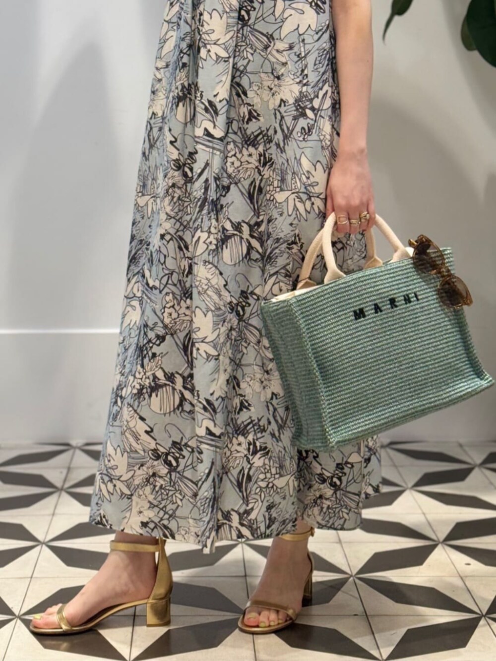 「TOMORROWLAND、TOMORROWLAND collection、トゥモローランド、MACPHEE、ballsey、EYEVAN、MARNI、ジレ、ノースリーブワンピース、柄ワンピース、大人カジュアル」｜「TOMORROWLAND のコットンジャージー キャミソール（キャミソール、ホワイト系）」を使った、Nito_TOMORROWLANDさん（レディース・158cm）の夏コーディネートの5枚目の写真