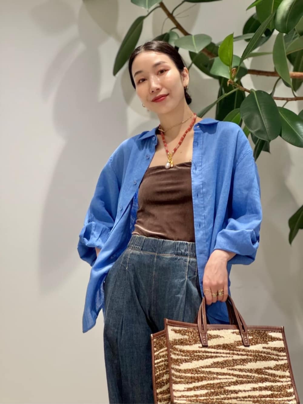 「TOMORROWLAND、トゥモローランド、MACPHEE、BACCA、JAMES PERSE、Lizzie Fortunato、Rieuk、A VACATION、Paloma Barcelo、リネンシャツ、ブルーシャツ、デニム」|「A VACATIONのA VACATION BREAD M ZEBRA バッグ(トートバッグ、ブラウン系)」を使った、Nito_TOMORROWLANDさん(レディース・158cm)の春コーディネートの2枚目の写真