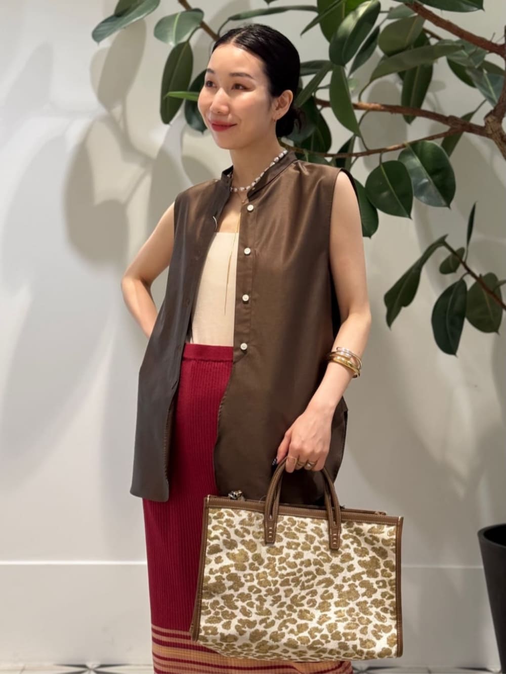 ベージュ系のトートバッグ、ホワイト系のキャミソール、ベージュ系のその他パンツを着用したレディースの夏コーディネートの3枚目の写真