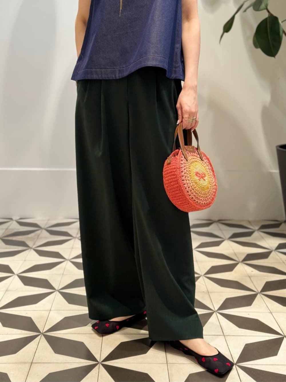 「TOMORROWLAND、TOMORROWLAND collection、トゥモローランド、Anya Hindmarch、pippichic、ELIOU、デニムブラウス、バックリボンブラウス、タックパンツ、大人カジュアル」|「TOMORROWLAND のコットンジャージー キャミソール(キャミソール、ブラック系)」を使った、Nito_TOMORROWLANDさん(レディース・158cm)の夏コーディネートの4枚目の写真