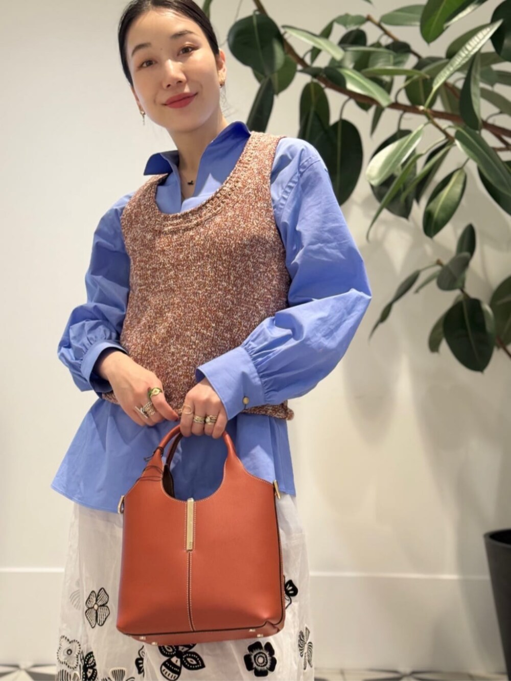 「TOMORROWLAND、トゥモローランド、MACKINTOSH、HUMBIE、MACPHEE、ballsey、Jupe by JACKIE、TOD'S、NEBULONIE、フーデッドコート、ブルーシャツ、レイヤードスタイル」｜「TOMORROWLAND のコットンジャージー キャミソール（キャミソール、ホワイト系）」を使った、Nito_TOMORROWLANDさん（レディース・158cm）の春コーディネートの4枚目の写真