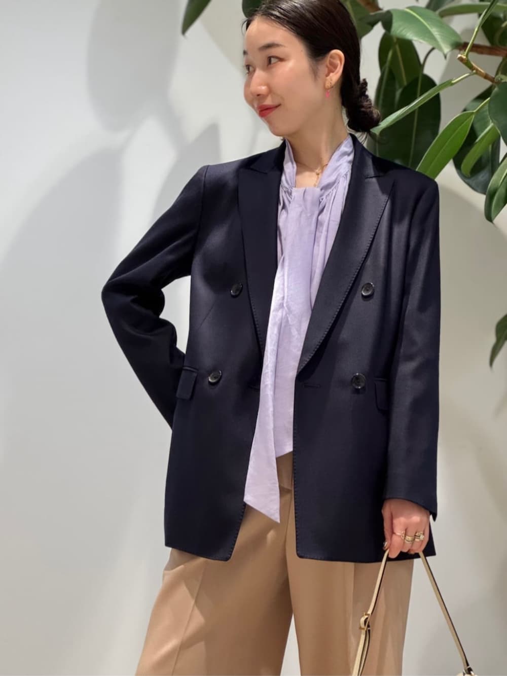 「TOMORROWLAND、トゥモローランド、TOMORROWLAND collection、ballsey、WANDLER、ダブルジャケット、ボウタイブラウス、ベルテッドパンツ、ライトパープル、カラーコーデ」｜「TOMORROWLAND のコットンジャージー キャミソール（キャミソール、ホワイト系）」を使った、Nito_TOMORROWLANDさん（レディース・158cm）の春コーディネートの3枚目の写真