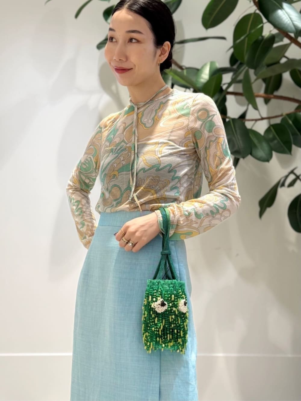 「TOMORROWLAND、トゥモローランド、BACCA、ballsey、MACPHEE、Anya Hindmarch、ブラウス、ラミースカート、ライトブルー、マキシスカート」｜「BACCAのテンセルシルク ハンドプリントカットソー（Tシャツ/カットソー、グリーン系）」を使った、Nito_TOMORROWLANDさん（レディース・158cm）の夏コーディネートの3枚目の写真