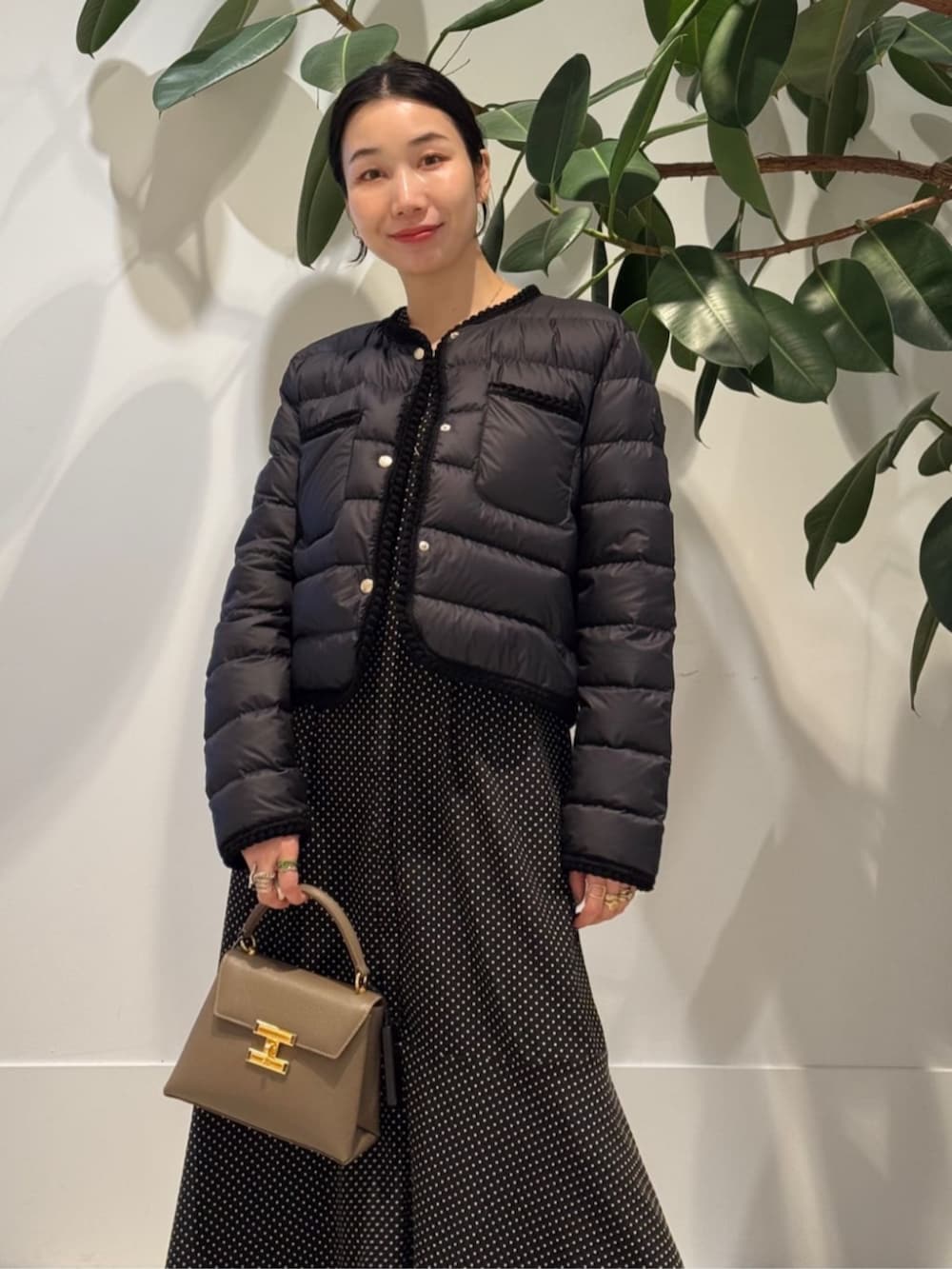 「TOMORROWLAND、トゥモローランド、ballsey、MONCLER、CARBOTTI、ワンピース、ドットワンピース、ダウンジャケット、大人カジュアル」｜「BALLSEYのドットプリント Vネックマーメイドワンピース（ワンピース、ブラック系）」を使った、Nito_TOMORROWLANDさん（レディース・158cm）の春コーディネートの3枚目の写真
