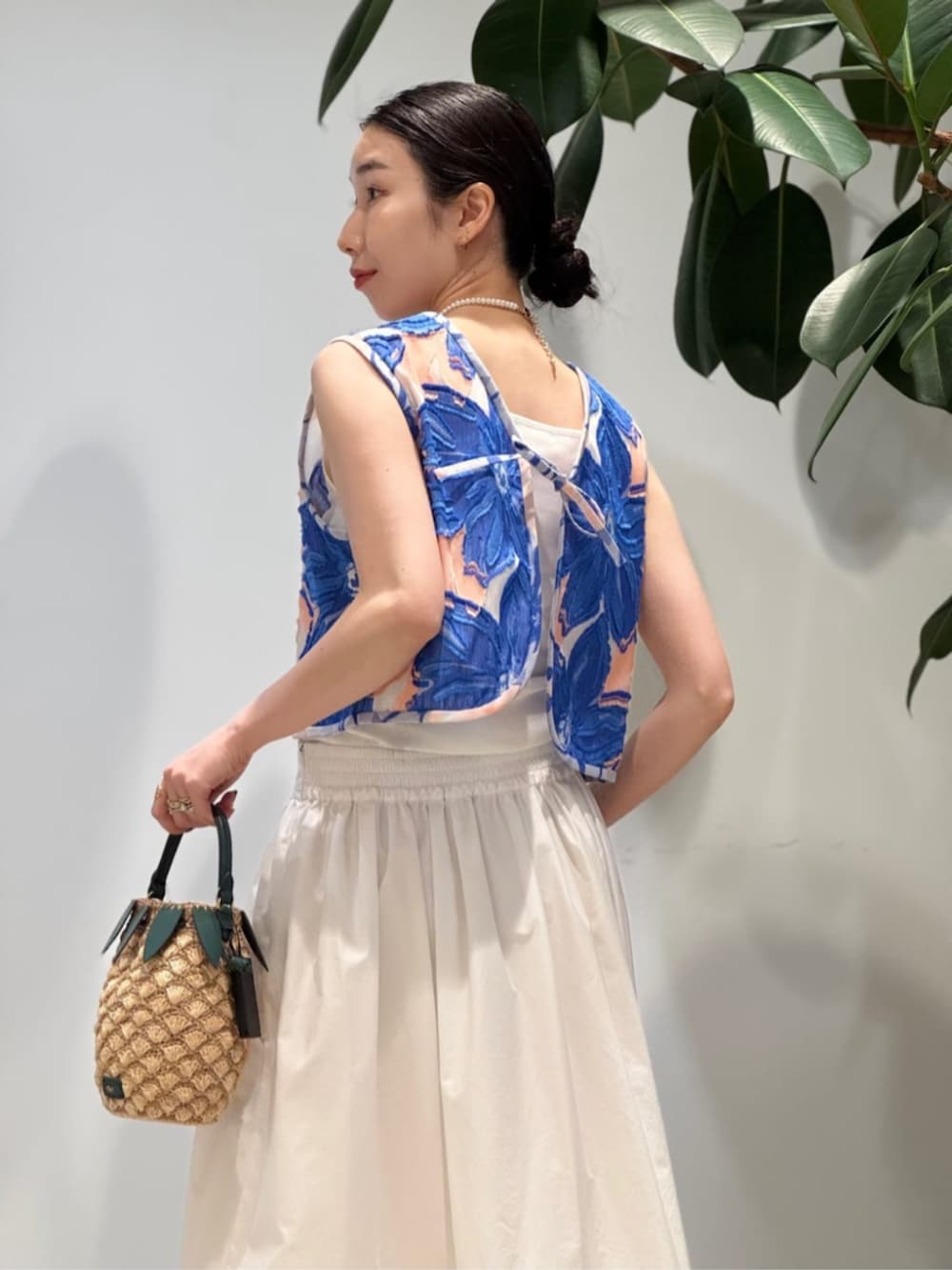「TOMORROWLAND、TOMORROWLAND collection、トゥモローランド、ballsey、MACPHEE、ELIOU、Anya Hindmarch、ジャカードベスト、ジャカード、フラワーモチーフ、フロンタブル、２ＷＡＹ、タフタスカート、マキシスカート」｜「MACPHEEのクリスピータフタ ギャザーマキシスカート（スカート、ホワイト系）」を使った、Nito_TOMORROWLANDさん（レディース・158cm）の夏コーディネートの2枚目の写真